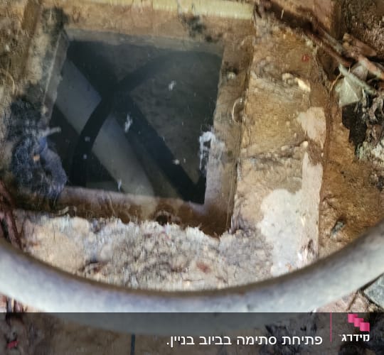 פתח ביוב עם לכלוך ומים עומדים